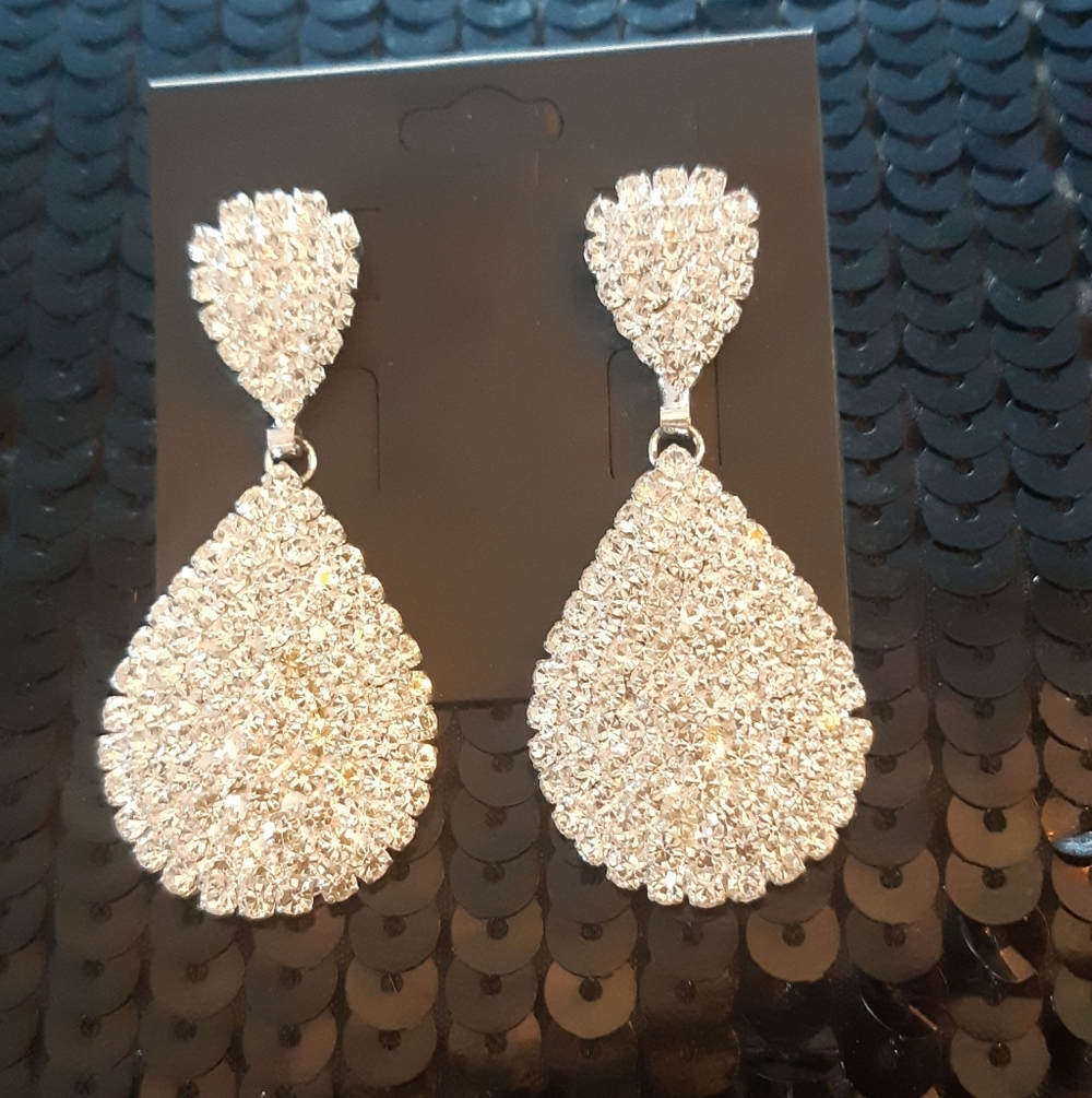 "Last Pair" New Elegant Bridal Rhinestone Silver Teardrop Earrings.🔥🔥